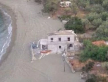 Η εξοργιστική εικόνα ανέγερσης κατοικίας στην άμμο παραλίας της Αρκαδίας που έγινε viral